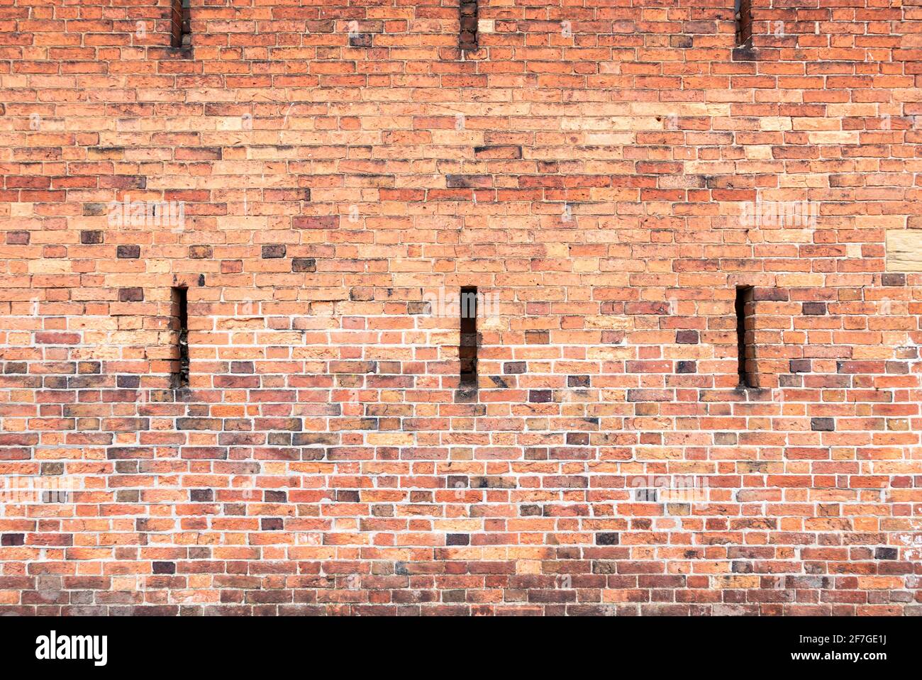 Multicolore Brick muro sfondo varietà di mattoni muro fatto con vecchi mattoni rigenerati in un modello regolare Foto Stock