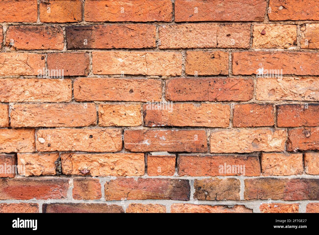 Multicolore Brick muro sfondo varietà di mattoni muro fatto con vecchi mattoni rigenerati in un modello regolare Foto Stock