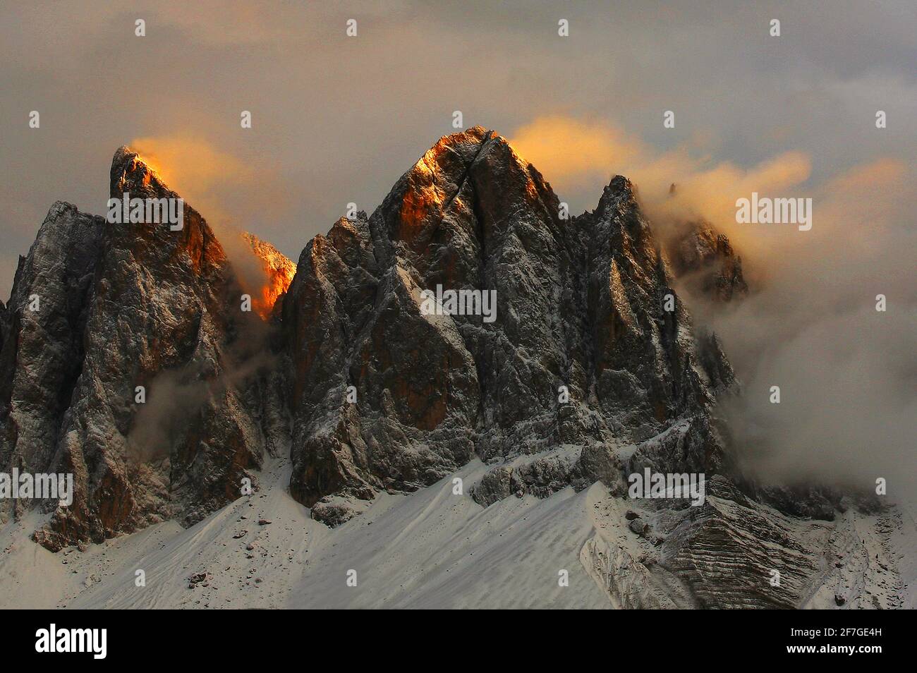 Dolomiti, Dolomiti, Südtirol, Italien, Nebel, Felsen, Gipfel und Wolken an den leuchtenden Geislerspitzen in den Dolomiten in Südtirol in Italien Foto Stock