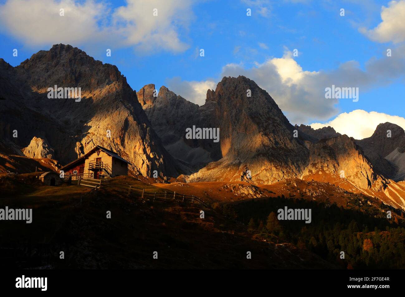 Dolomiti, Dolomiti, Südtirol, Italien, vom Licht angestrahlte Berghütte unter den Geislerspitzen im Villnöss in den Dolomiten Foto Stock