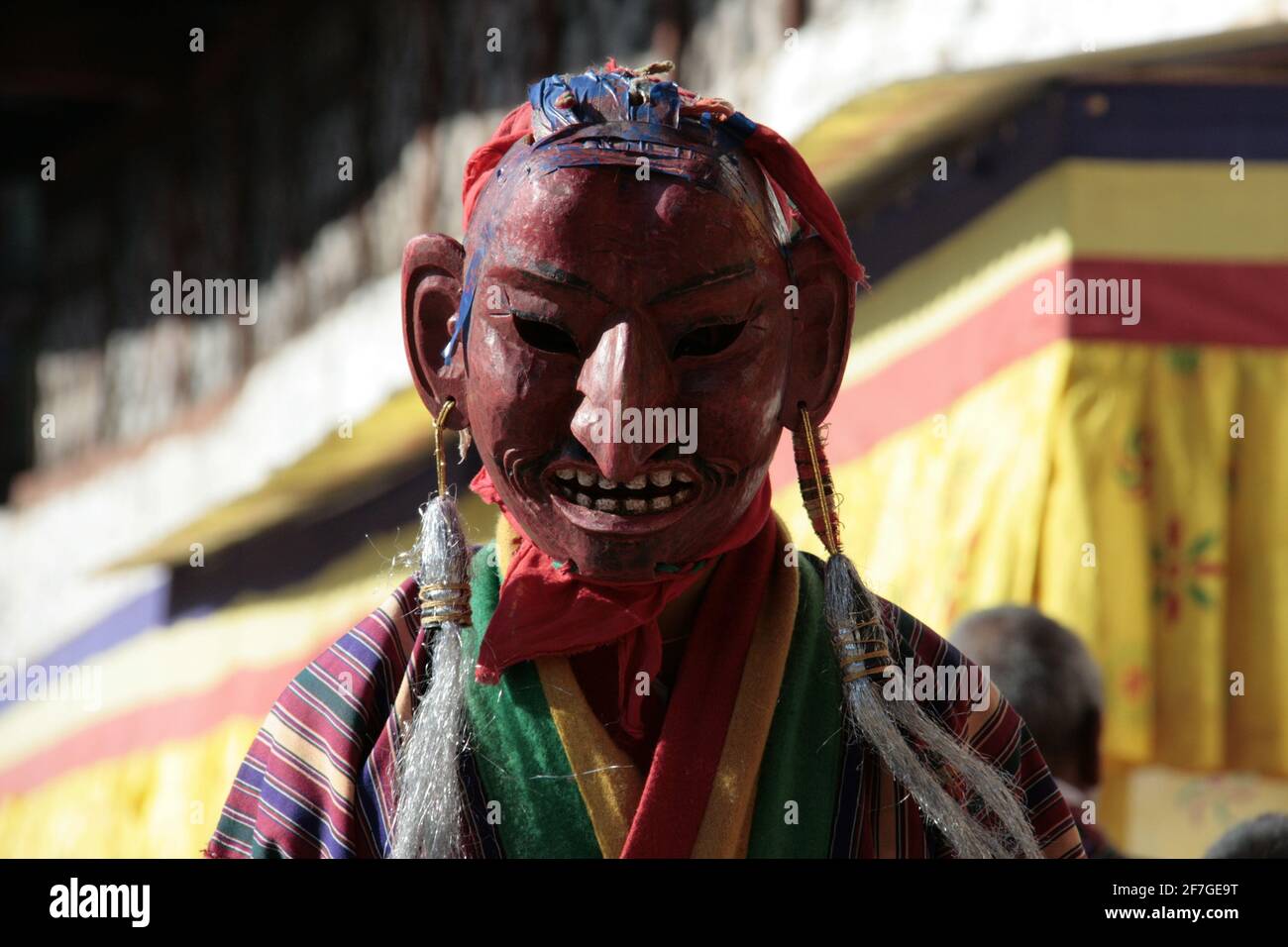 Danza ballerini Masquerade Ball Parade Monastery Performance Donne Dancing with Maschere Danza tradizionale della creazione Regno del Bhutan Himalaya Foto Stock