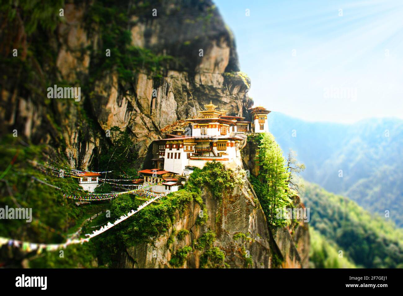 Bhutan - nell'alta Himalaya, nascosto su un alto muro di montagna, è il monastero di difficile accesso 'Tiger's Nest'. Si può arrivare qui solo a piedi via Foto Stock