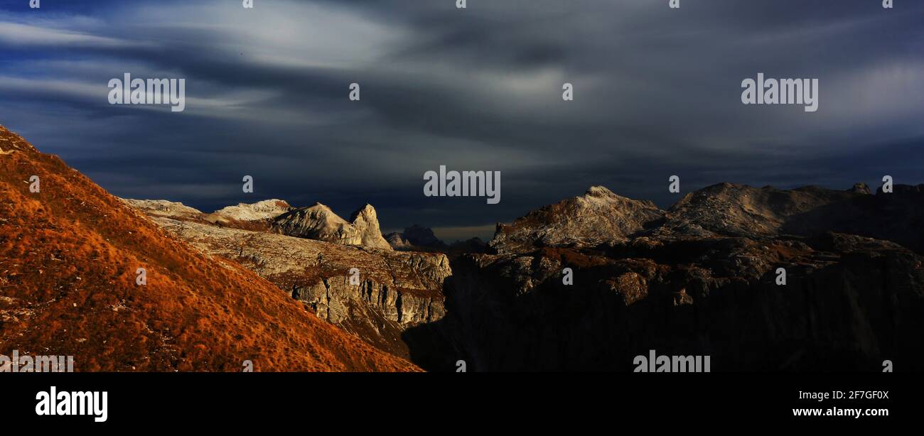 Sonnenuntergang mit Waren aller Art sowie Verkauf Das Bergpanorama in Südtirol in den Dolomiten in Italien Foto Stock