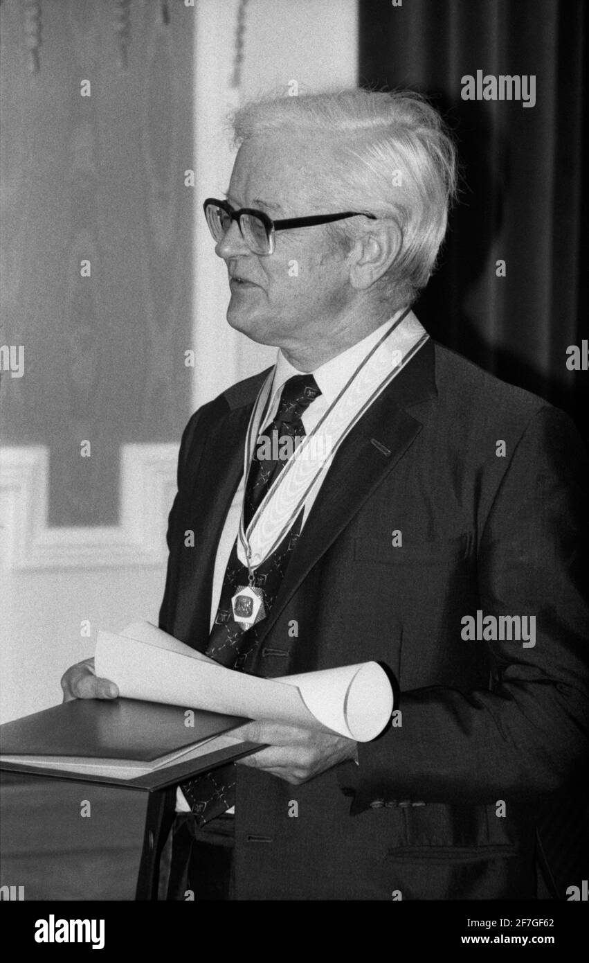 Sir John Kendrew era un biochimico inglese, un cristallografo e un amministratore scientifico. Kendrew ha condiviso il Premio Nobel per la chimica 1962 con Max Perutz, per il lavoro svolto presso il laboratorio Cavendish per indagare sulla struttura delle proteine contenenti eme. Foto Giugno 1980 Foto Stock