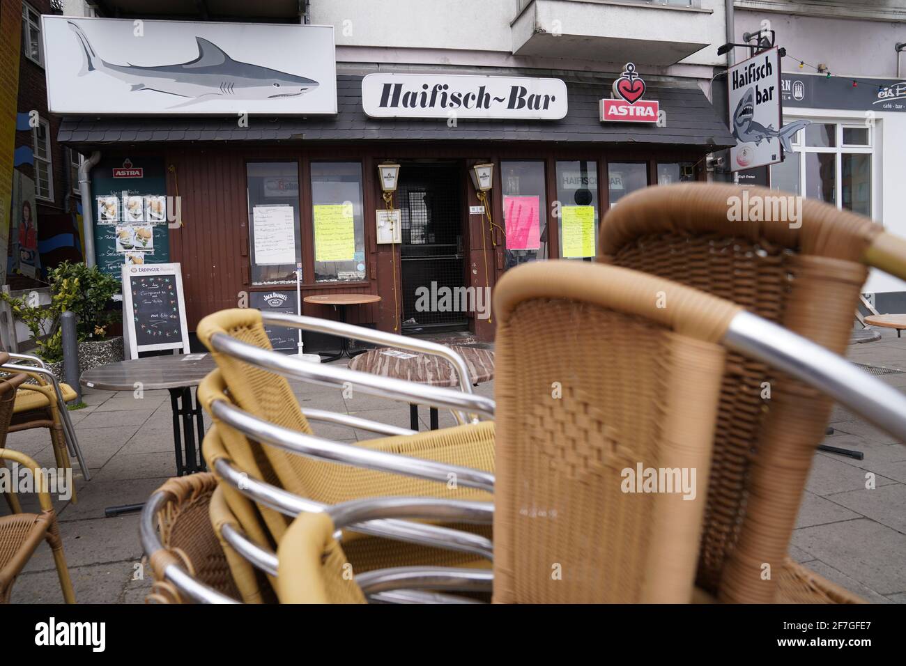 Amburgo, Germania. 07 aprile 2021. Le sedie sono impilate l'una sull'altra nell'area esterna del ristorante 'Haifisch-Bar'. Credit: Marco Brandt/dpa/Alamy Live News Foto Stock