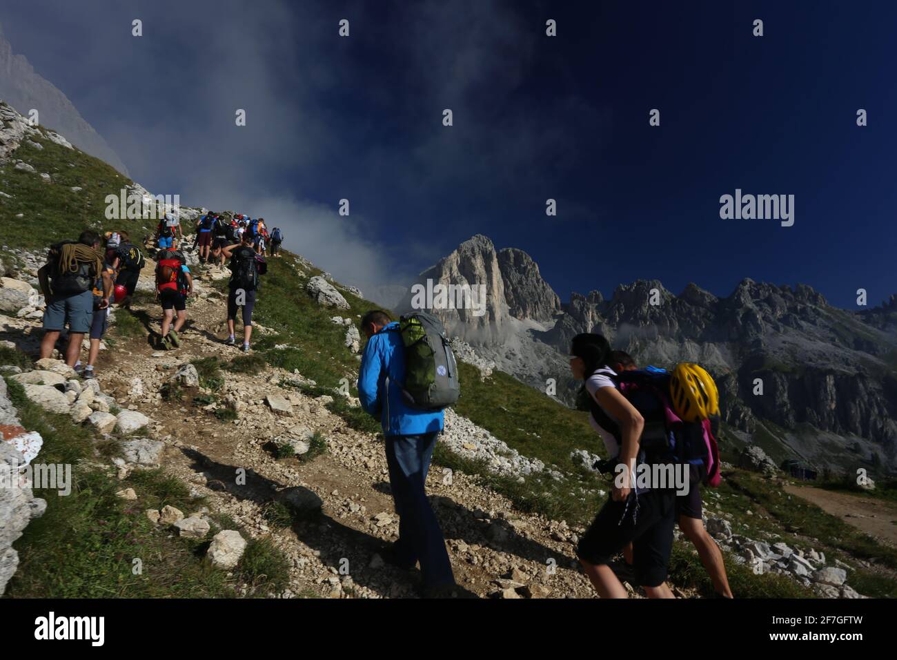 steiniger Weg zum Gipfel an einem Sonnentag in Südtirol, Dolomiten, Italien Foto Stock