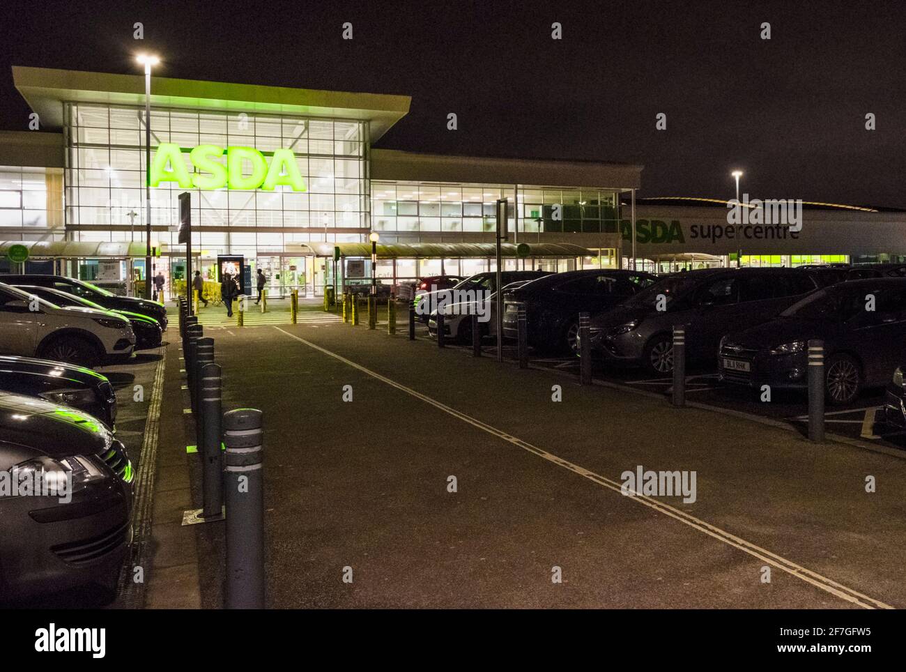 Shopping notturno al supermercato Asda, West Bridgford, Nottinghamshire, Inghilterra, Regno Unito Foto Stock