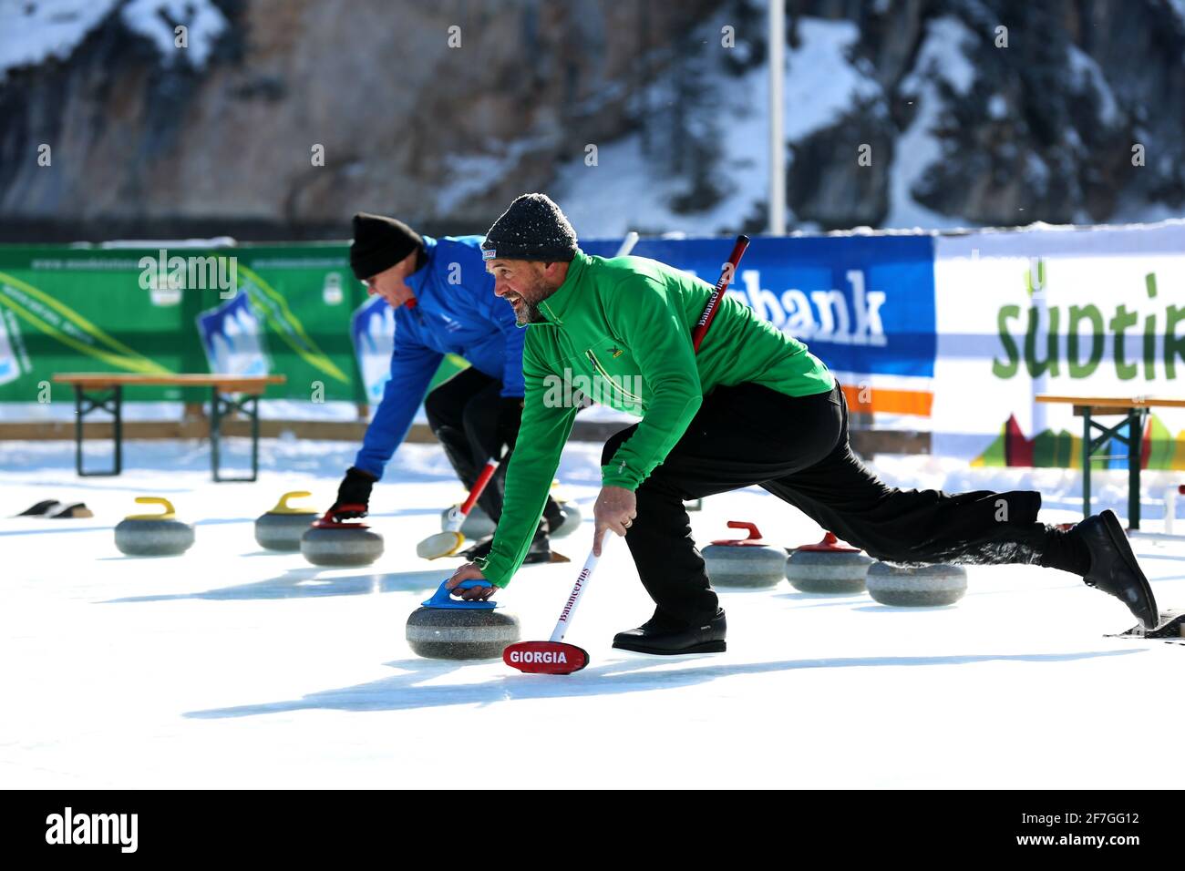 Pragser Wildsee, Dolomiten, Südtirol Winter, Kalt, , Curling donna su ghiaccio Curling Competition Foto Stock