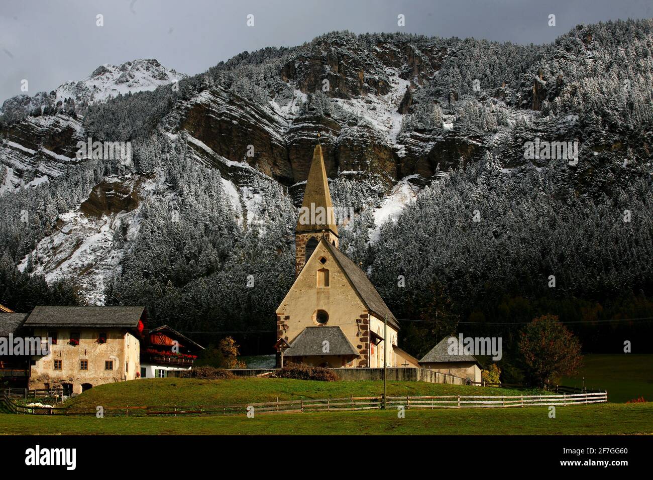 Dolomiti, Dolomiti, Alpen, Dorf, Kirche mit verschneiten Bergen a San Maddalena a Villnöss in Sütdtirol Foto Stock