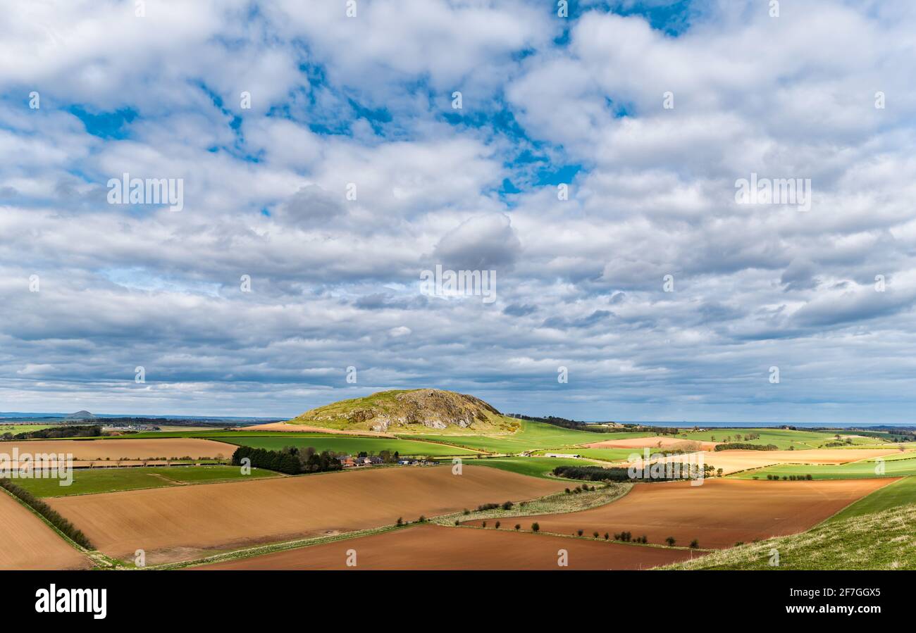 East Lothian, Scozia, Regno Unito, 7 aprile 2021. Regno Unito tempo: Sole in Lothian orientale: Dopo una mattina molto fredda di primavera il sole è venuto fuori e ha riscaldato le cose in su con una vista attraverso i campi di coltura patchwork della contea e della legge di Traprain Foto Stock