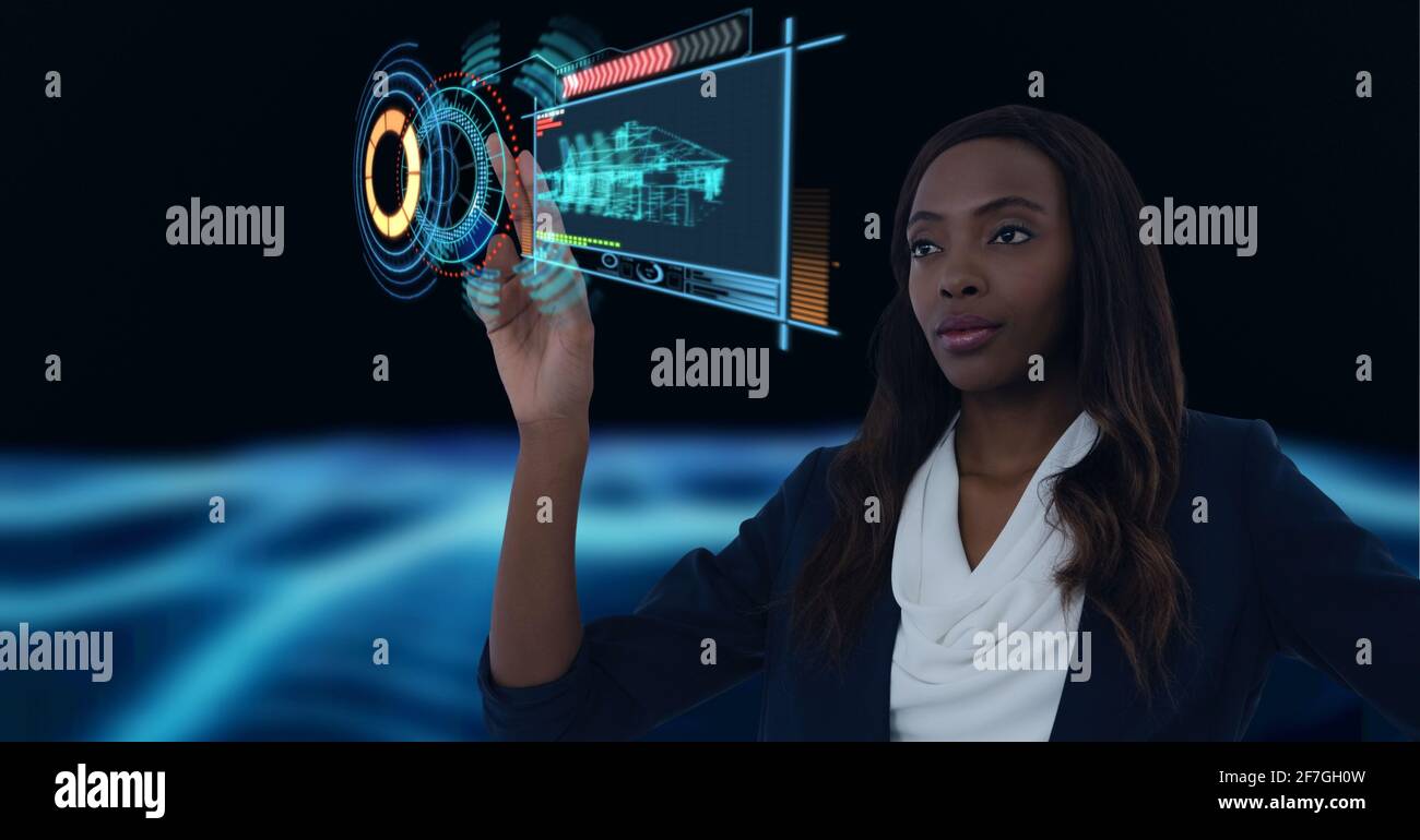 Composizione della donna afroamericana utilizzando un dispositivo tecnologico con statistiche e dati Foto Stock