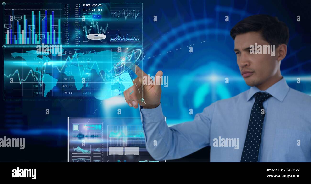 Composizione dell'uomo caucasico utilizzando un dispositivo tecnologico con statistiche e. dati Foto Stock