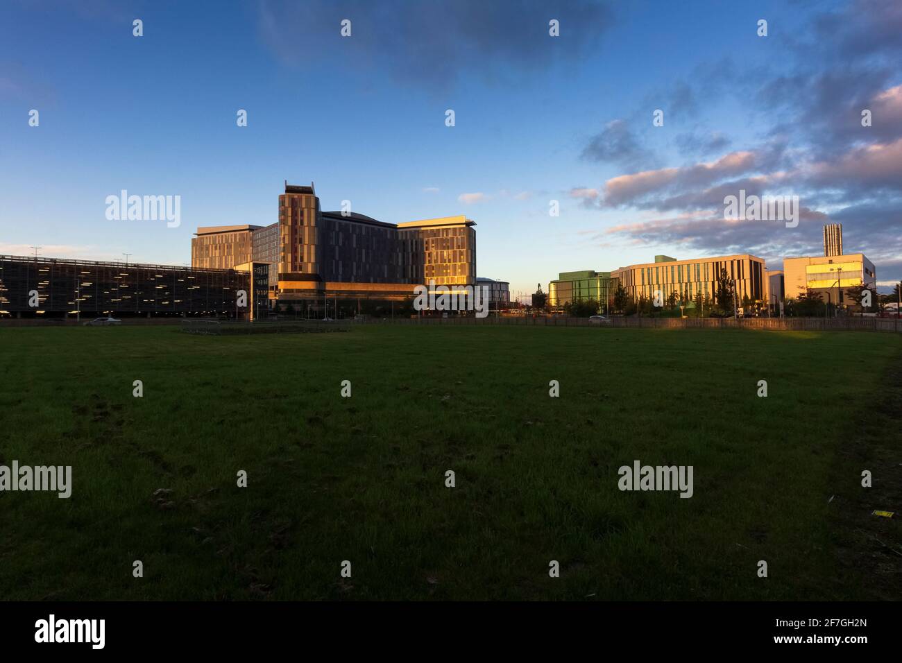 Queen Elizabeth University Hospital all'alba Foto Stock