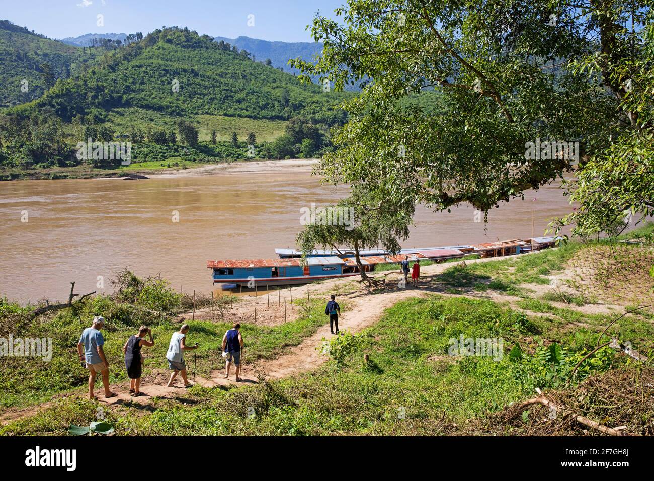 I turisti occidentali che visitano la valle del fiume Mekong facendo un viaggio in slowboat / crociera in barca lenta a Luang Phabang / Luang Prabang, Laos Foto Stock