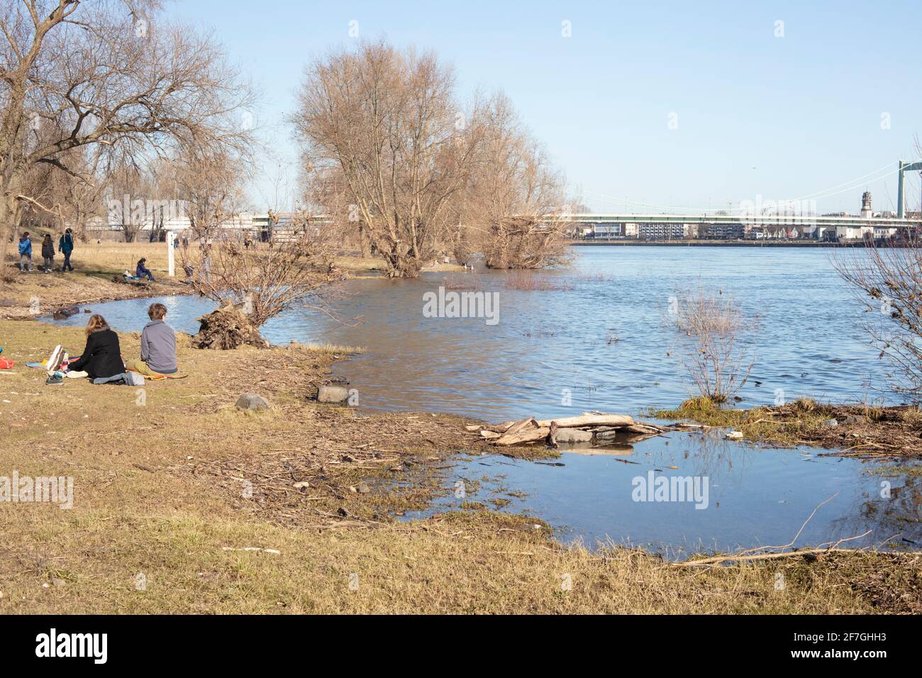 Vista sul fiume Reno a Colonia, in Germania, in una giornata di sole. Foto Stock