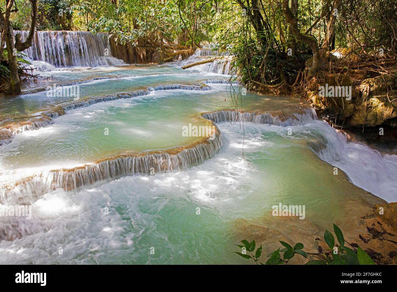 Cascate di Kuang si / Cascate di Kuang Xi / Cascate di Tat Kuang si nella giungla vicino a Luang Phabang / Luang Prabang, Laos Foto Stock