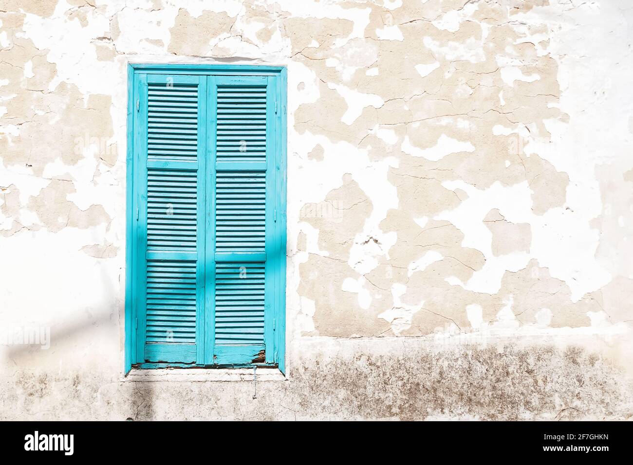 Persiane turchesi in legno su una parete grunge Foto Stock