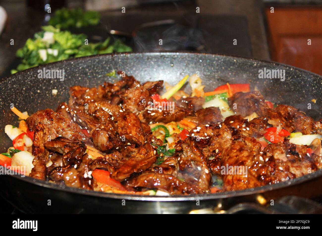 Un primo piano di Bulgogi, un manzo coreano in padella. Foto Stock