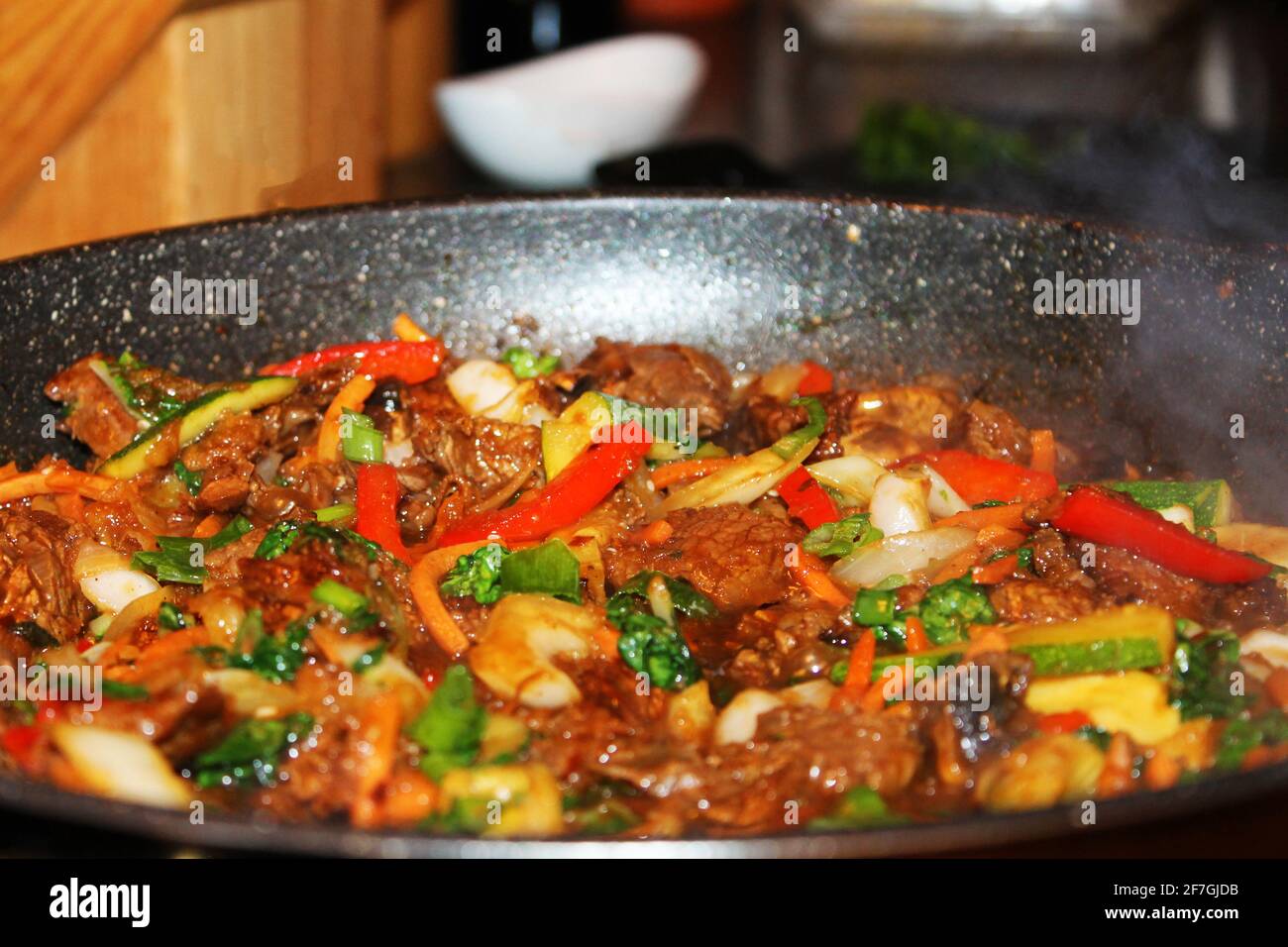 Un primo piano di Bulgogi, un manzo coreano in padella. Foto Stock