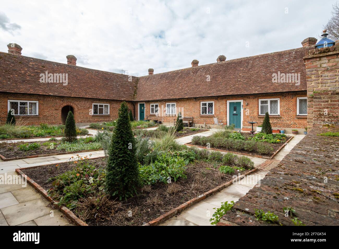 Le Almshouses nel villaggio di Odiham, un edificio storico classificato di grado II* nell'Hampshire, Inghilterra, Regno Unito Foto Stock