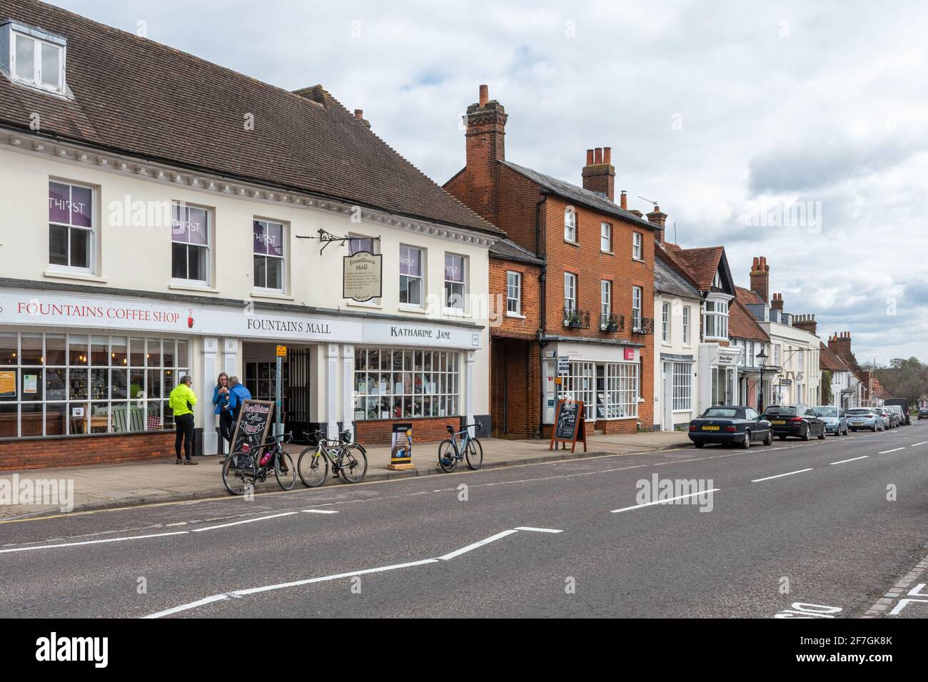 Odiham villaggio in Hampshire, Inghilterra, Regno Unito. Vista di High Street con i ciclisti che hanno rinfreschi fuori Fountain's Coffee Shop Foto Stock