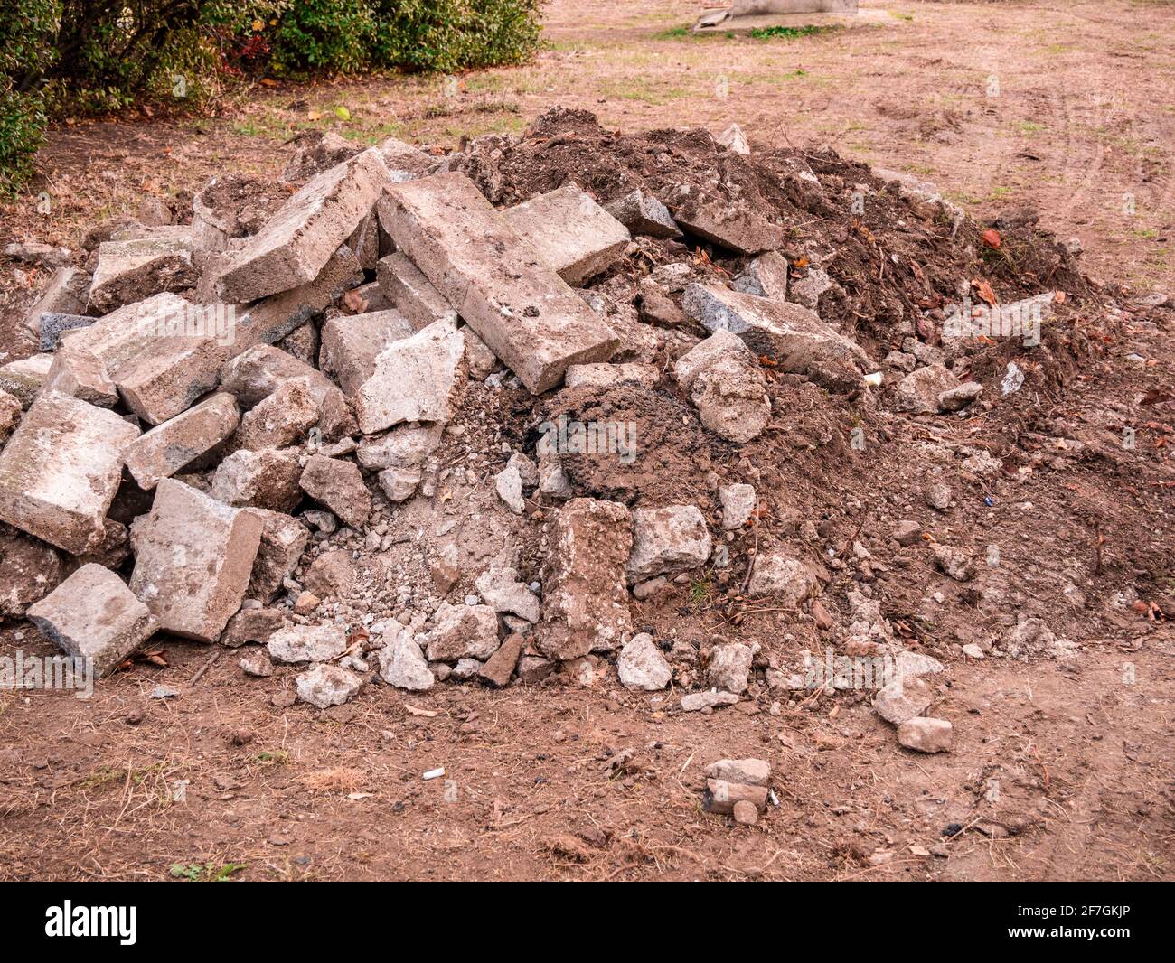 Mucchio di blocchi di calcestruzzo rotti Foto Stock