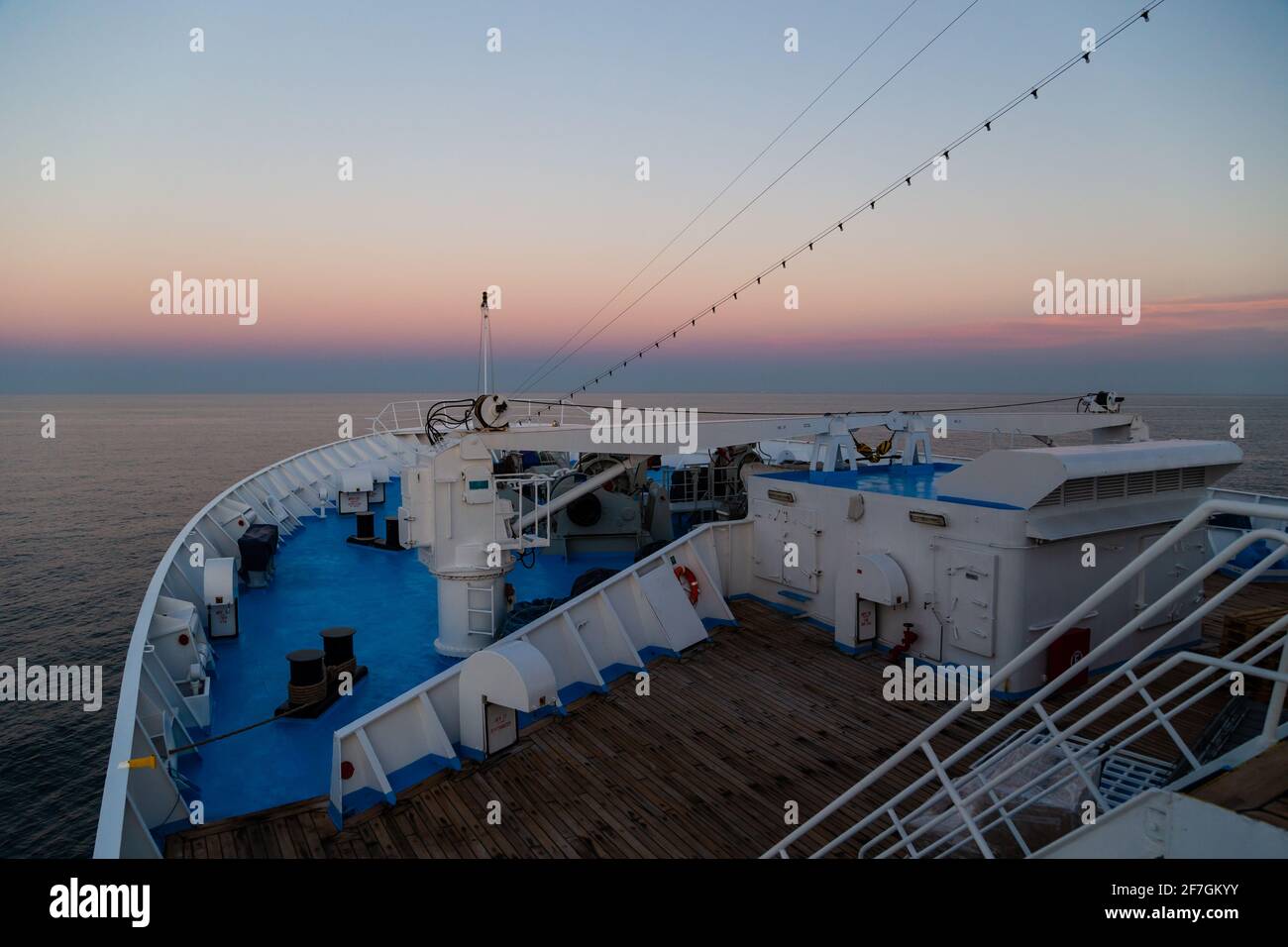 Prua di una nave da crociera passeggeri in movimento in mare aperto. Vista dall'alto, lato porto della nave Foto Stock