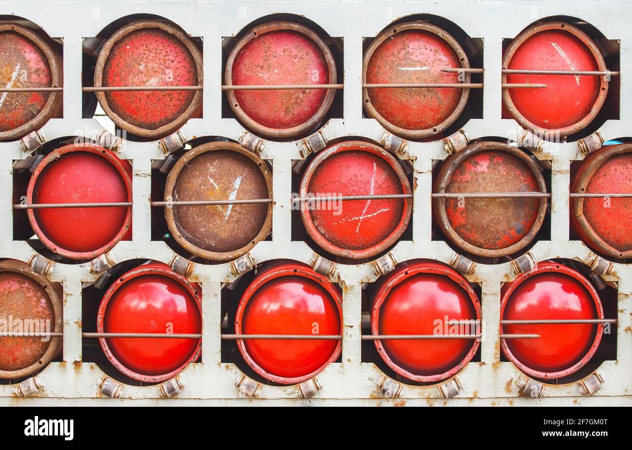 Le bombole di gas propano compresso rosse vengono trasportate e conservate in modo sicuro in apparecchiature industriali dedicate. Foto Stock