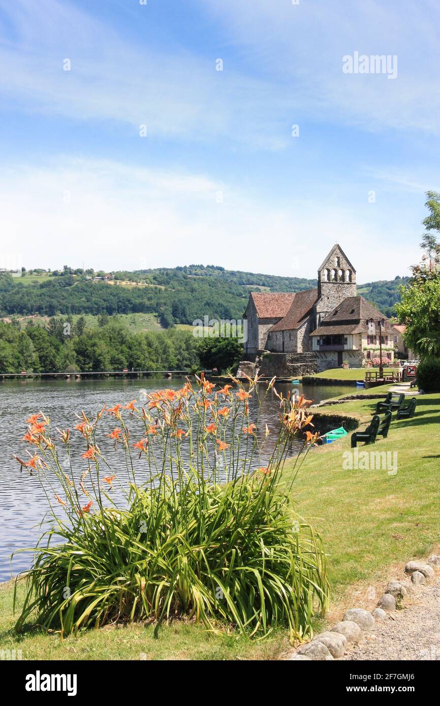 Cappella dei Penitenti sulle rive del fiume Dordogna, Beaulieu sur Dordogne, Correze, Nouvelle-Aquitaine, Francia. Una popolare destinazione turistica Foto Stock