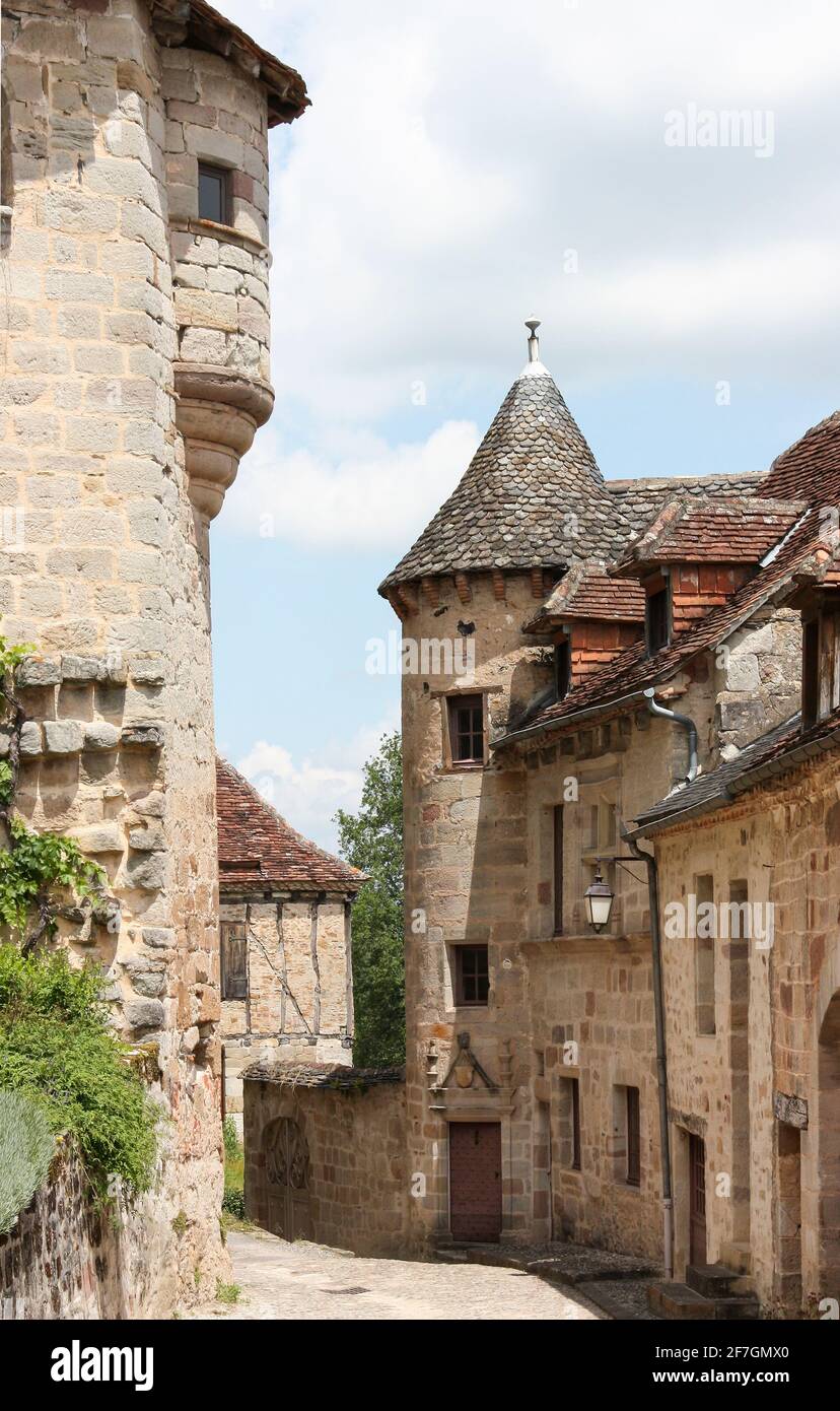 Pittoresca strada stretta a Curemonte, Correze, Francia con le sue case medievali in pietra. Classificato come uno dei più beaux villaggi, o più bella Villag Foto Stock