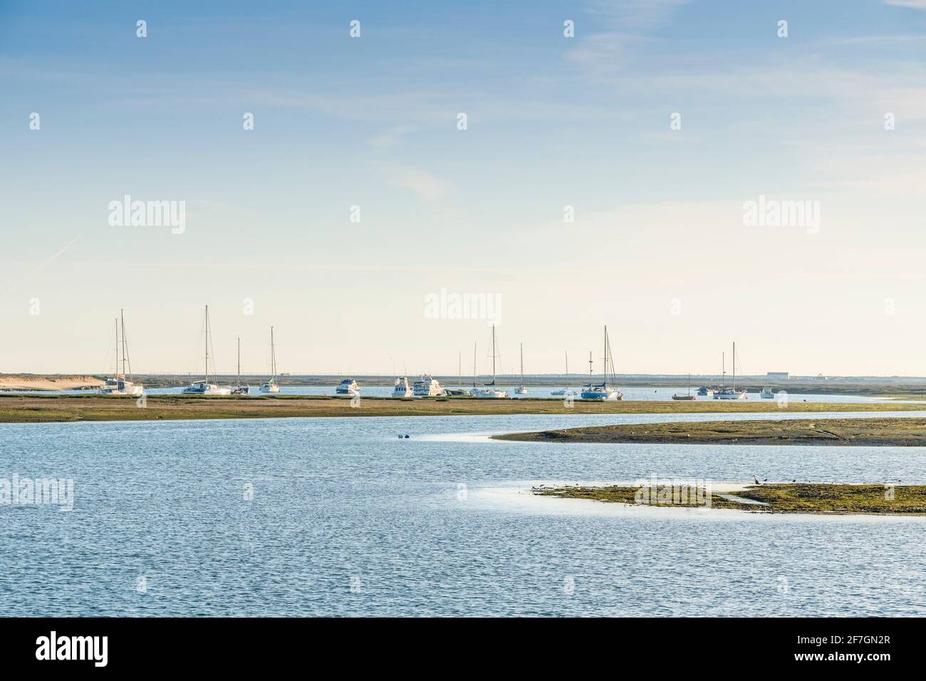 Barche a vela e yacht attraccano sulle zone umide di Ria Formosa a Faro, Algarve, Portogallo meridionale Foto Stock