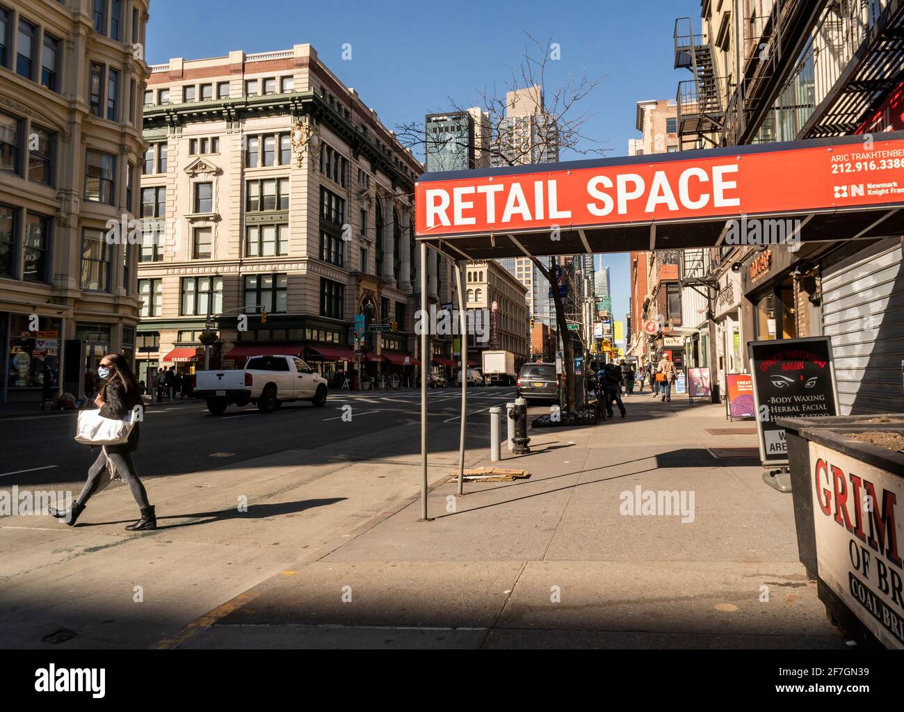 New York, Stati Uniti. 06 Aprile 2021. Ristorante chiuso sulla Sixth Avenue a Chelsea a New York martedì 6 aprile 2021. (ÂPhoto di Richard B. Levine) Credit: Sipa USA/Alamy Live News Foto Stock