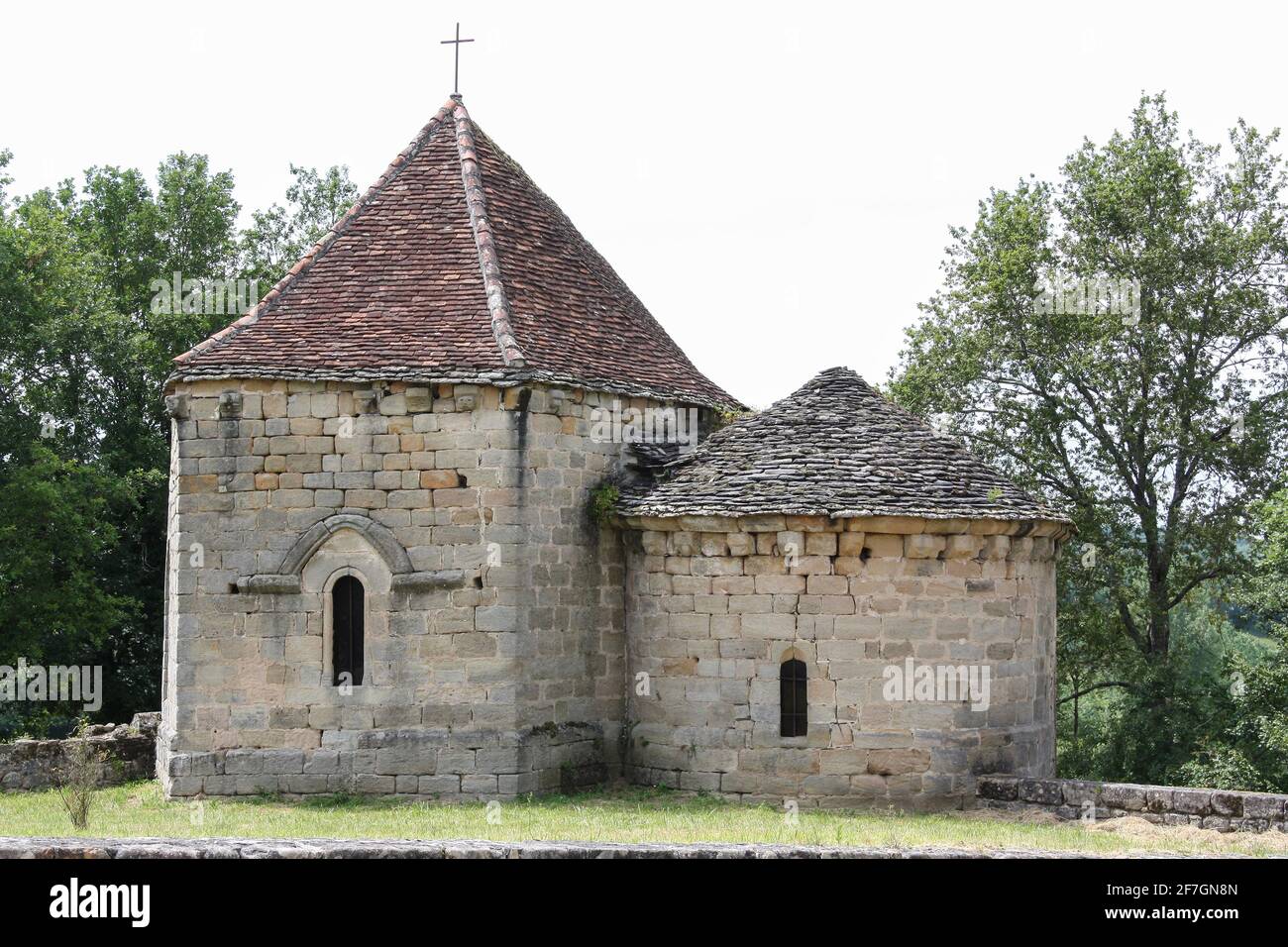11 ° - 15 ° C Chiesa di St Hilaire de la Combe, tutto ciò che rimane di un vivace borgo medievale, vicino a Curemonte, Correze, Nouvelle-Aquitaine, Francia Foto Stock