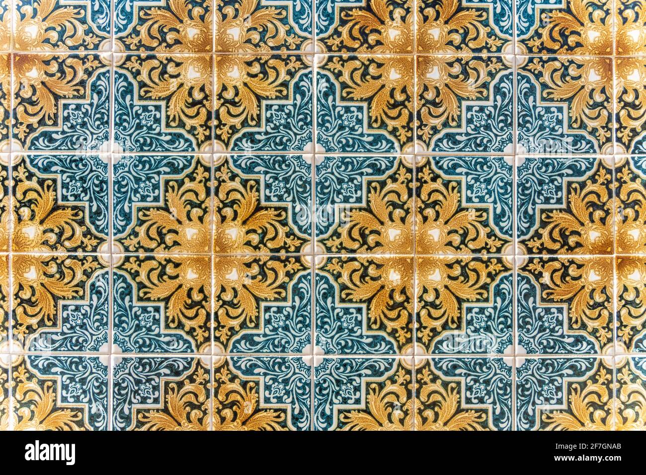 Piastrelle tradizionali portoghesi chiamate azulejos su una delle vecchie case a Faro, Portogallo Foto Stock