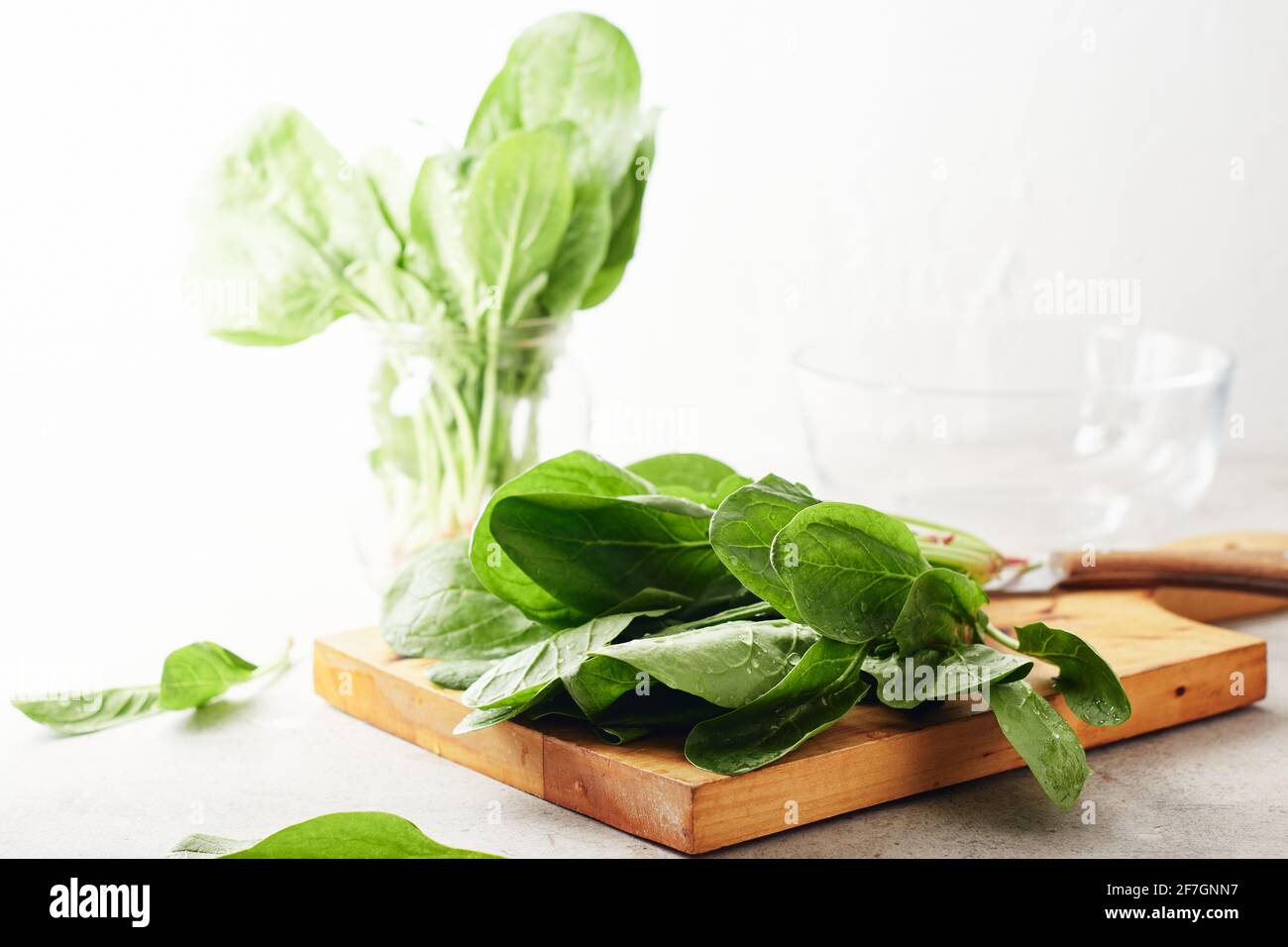 Foglie di spinaci verdi fresche su un tavolo da cucina. Foto Stock