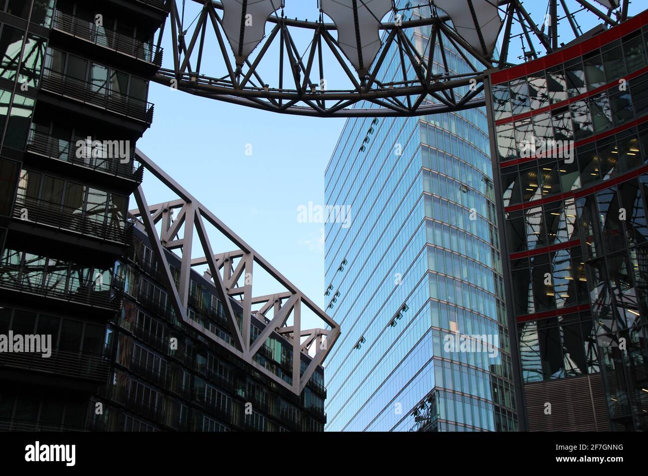 moderni edifici in vetro (sony centre) a potsdamer strasse a berlino (germania) Foto Stock