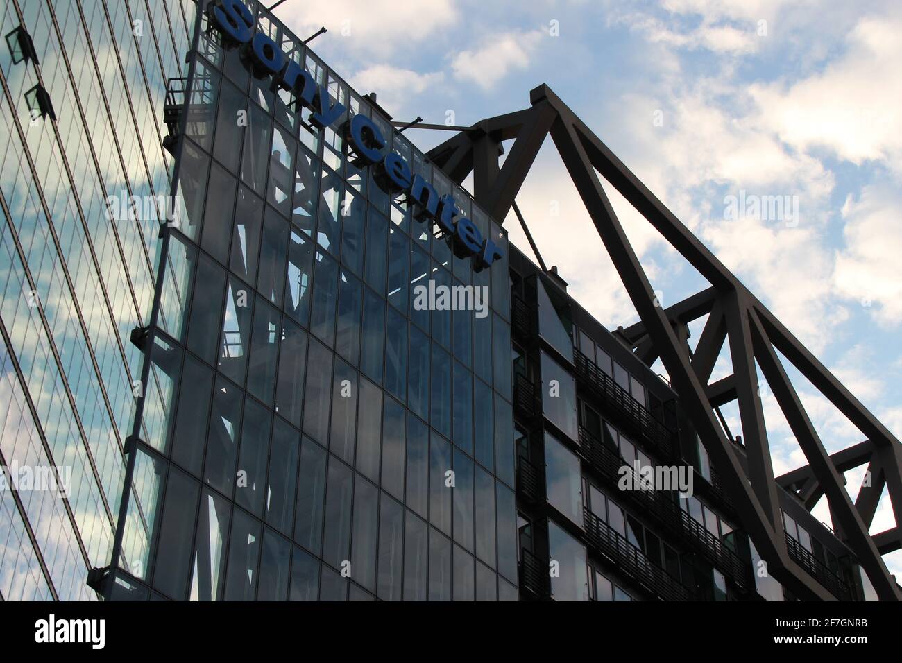moderni edifici in vetro (sony centre) a potsdamer strasse a berlino (germania) Foto Stock