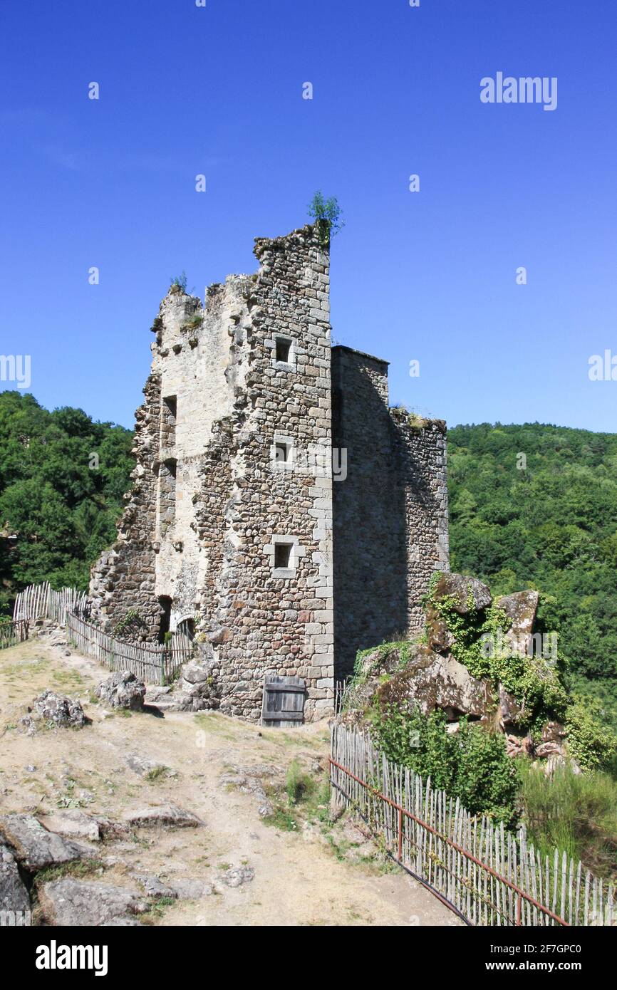 Rovine della città medievale di Tours de Merle, un ensmble feudale con 7 torri costruito tra il 11-15C, Correze, Nouvelle-Aquitaine, Francia Foto Stock