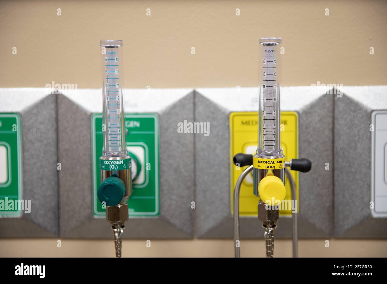 rubinetti per aria medica e ossigeno in un ospedale camera Foto Stock
