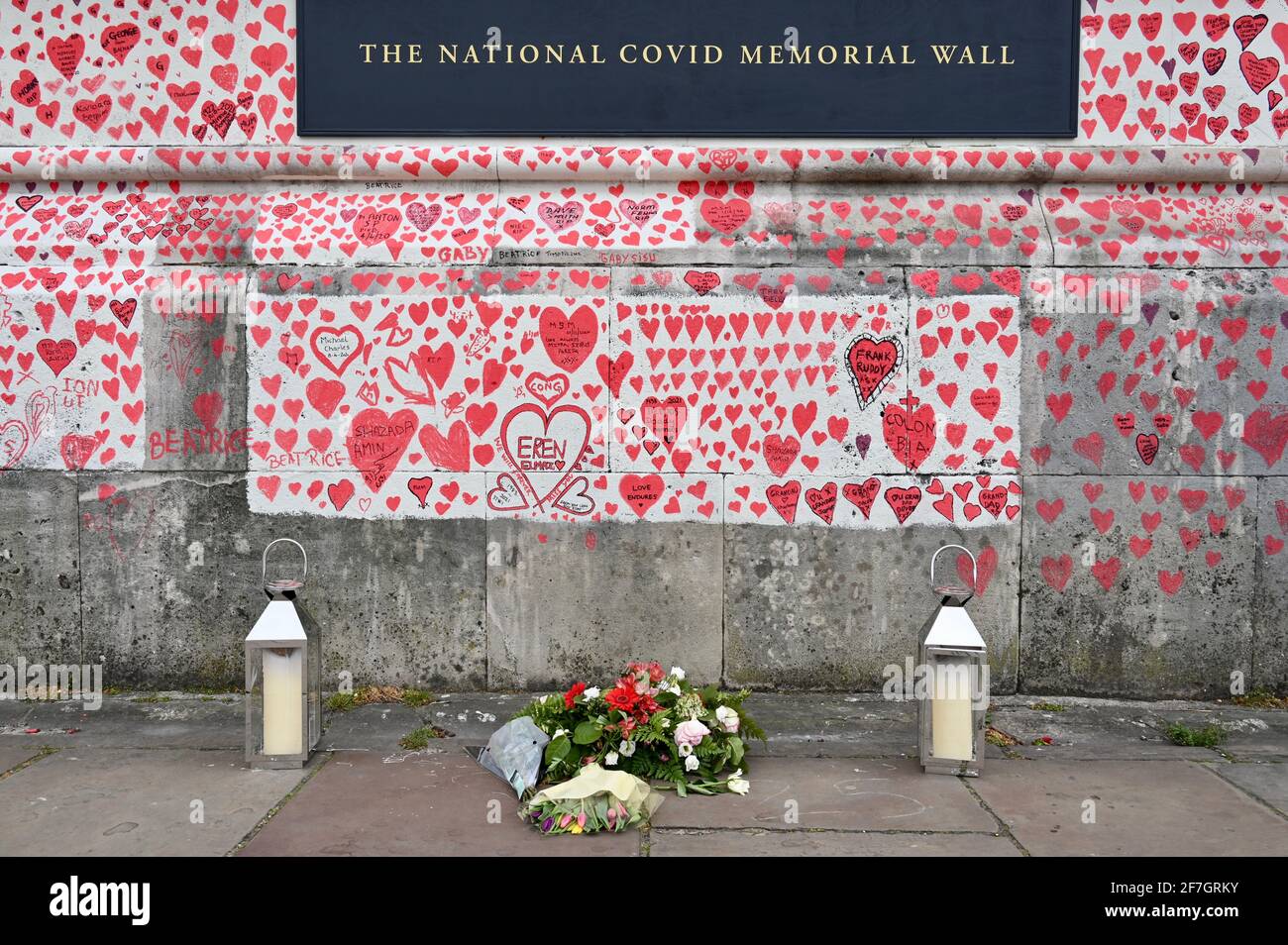 National Covid Memorial Wall, circa 130,000 cuori sono stati dipinti su una sezione di un chilometro di muro di fronte alle Camere del Parlamento come monumento a coloro che sono morti da Coronavirus. St Thomas' Hospital, Westminster, Londra. REGNO UNITO Foto Stock