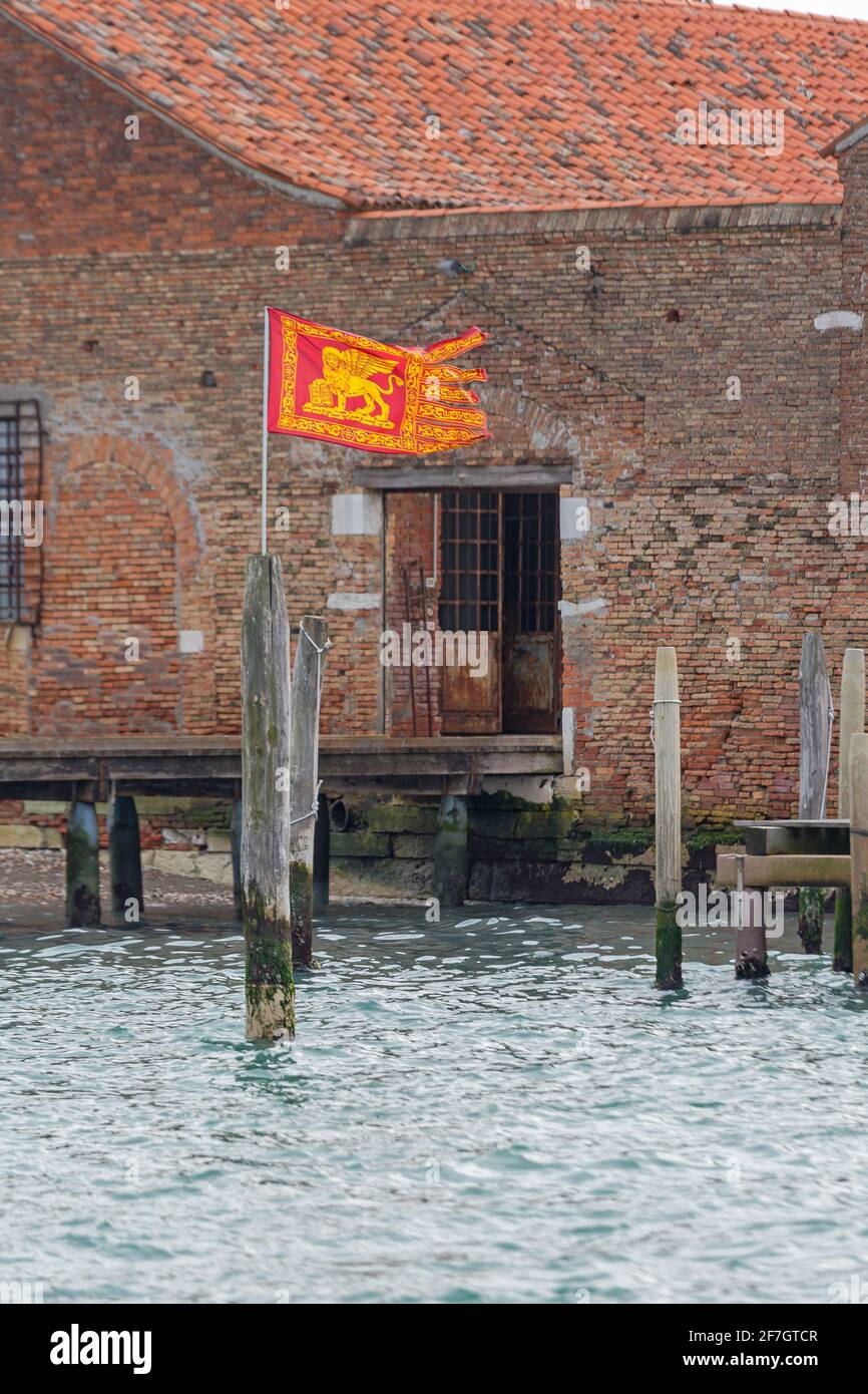 Venezia, Italia - 10 gennaio 2017: Bandiera della città simbolo del Leone di San Marco al canale d'acqua di Venezia, Italia. Foto Stock