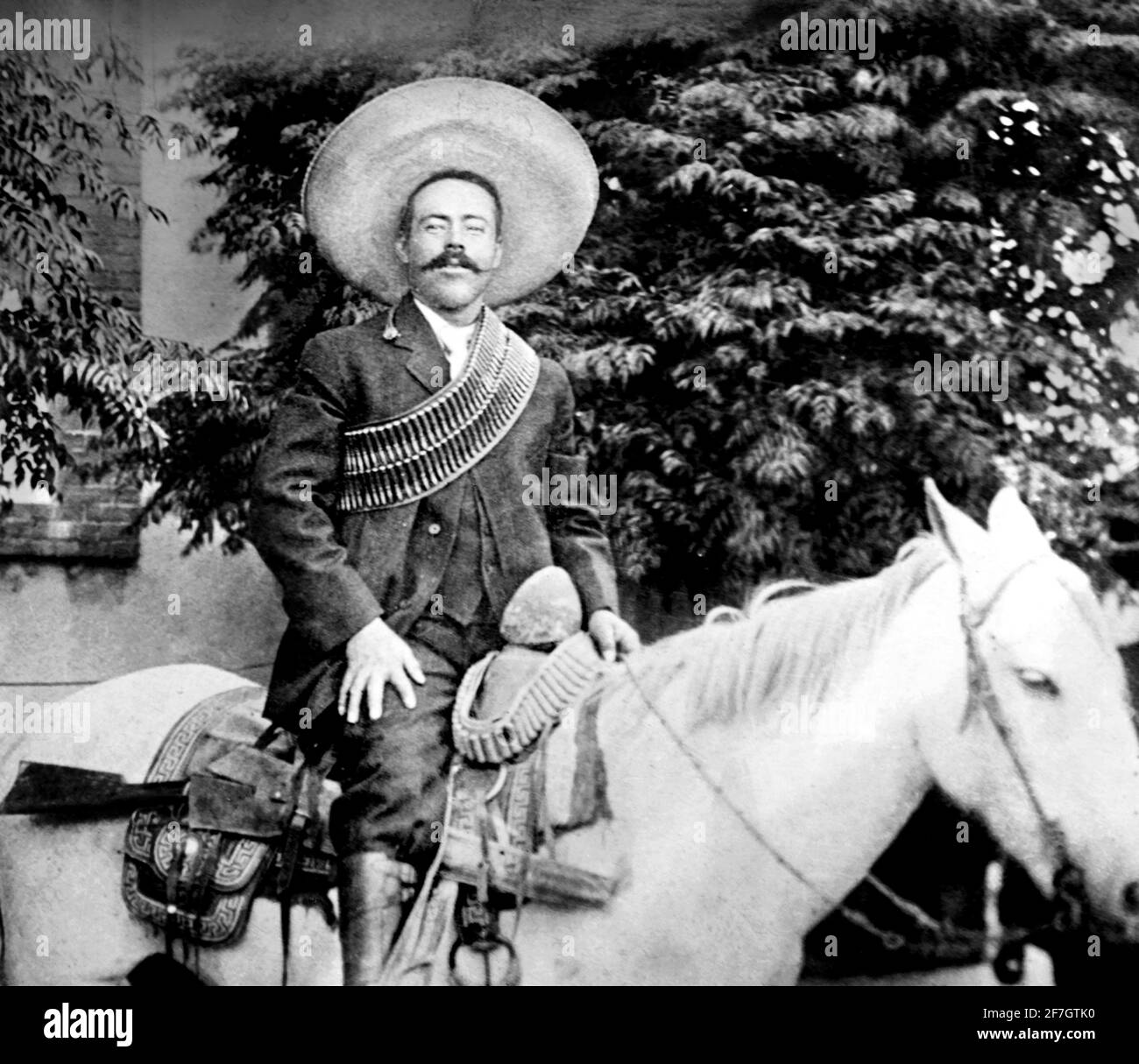 Villa Pancho. Ritratto del rivoluzionario generale messicano, Francisco ' Pancho' Villa (b. José Doroteo Arango Arámbula, 1878-1923) a cavallo, c..  1908-1919 Foto stock - Alamy