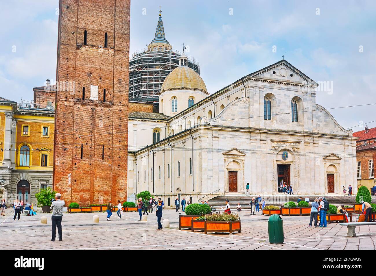 TORINO, ITALIA - 9 maggio 2012: Il Duomo medievale di San Giovanni Battista (Duomo di Torino) con il campanile in mattoni (Campanile) e la facciata in marmo bianco, l Foto Stock