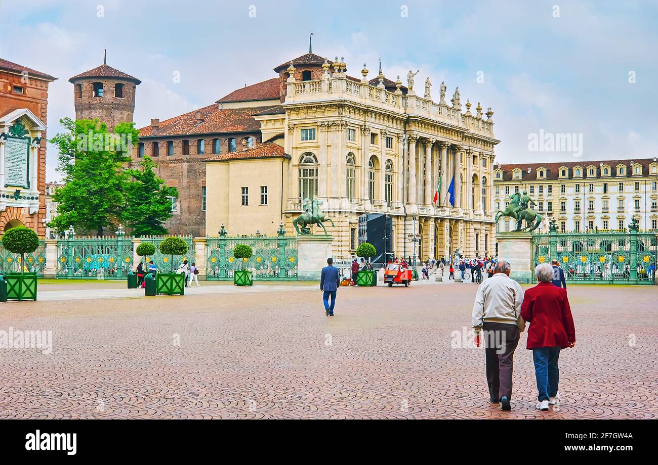 TORINO, ITALIA - 9 maggio 2012: Piazza reale apre la vista dell'imponente facciata di Palazzo Madama con parete laterale in mattoni e towe Foto Stock