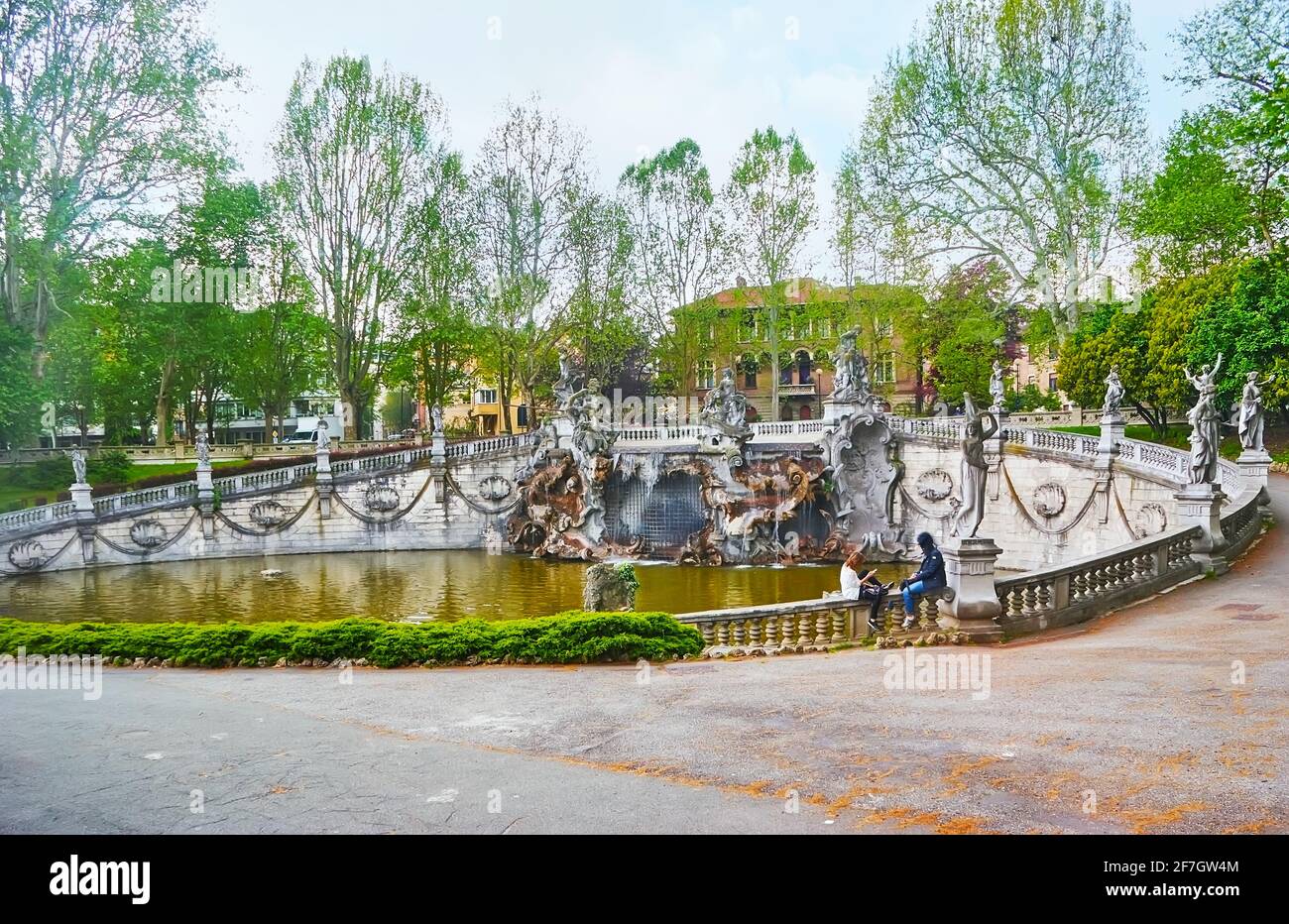 La monumentale Fontana dei dodici mesi, circondata da alberi verdi del Parco del Valentino, Torino, Italia Foto Stock