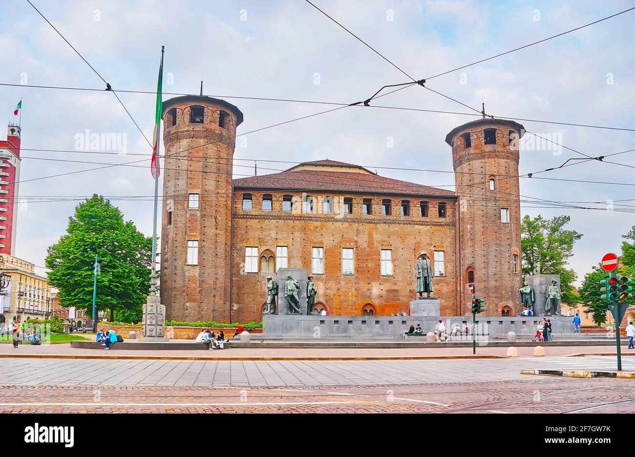 La facciata in mattoni del castello medievale di Acaja (Palazzo Madama) con il Monumento in bronzo a Emanuele Filiberto Duca d'Aosta, Piazza Castello, T. Foto Stock