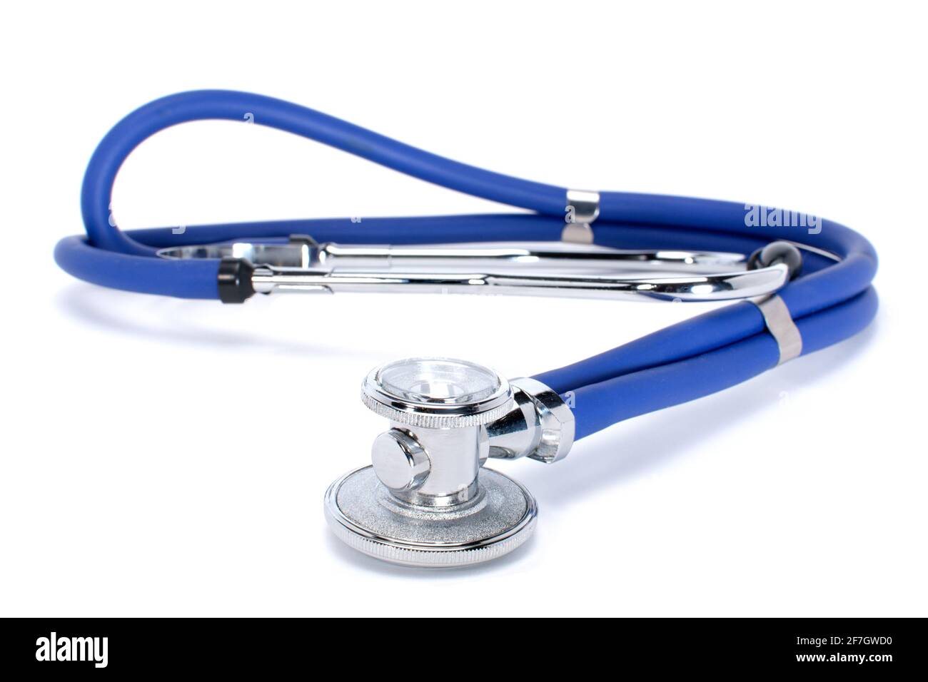 Stetoscopio medico blu o fonendoscopio isolato su sfondo bianco. Apparecchiature mediche Foto Stock