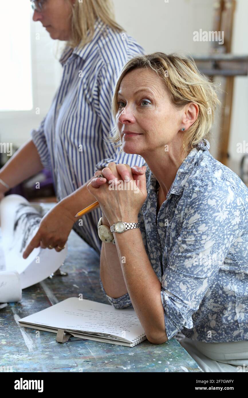 Donna con Sketchbook in una classe presso studio d'arte a St Ives, Cornovaglia, Inghilterra. Foto Stock