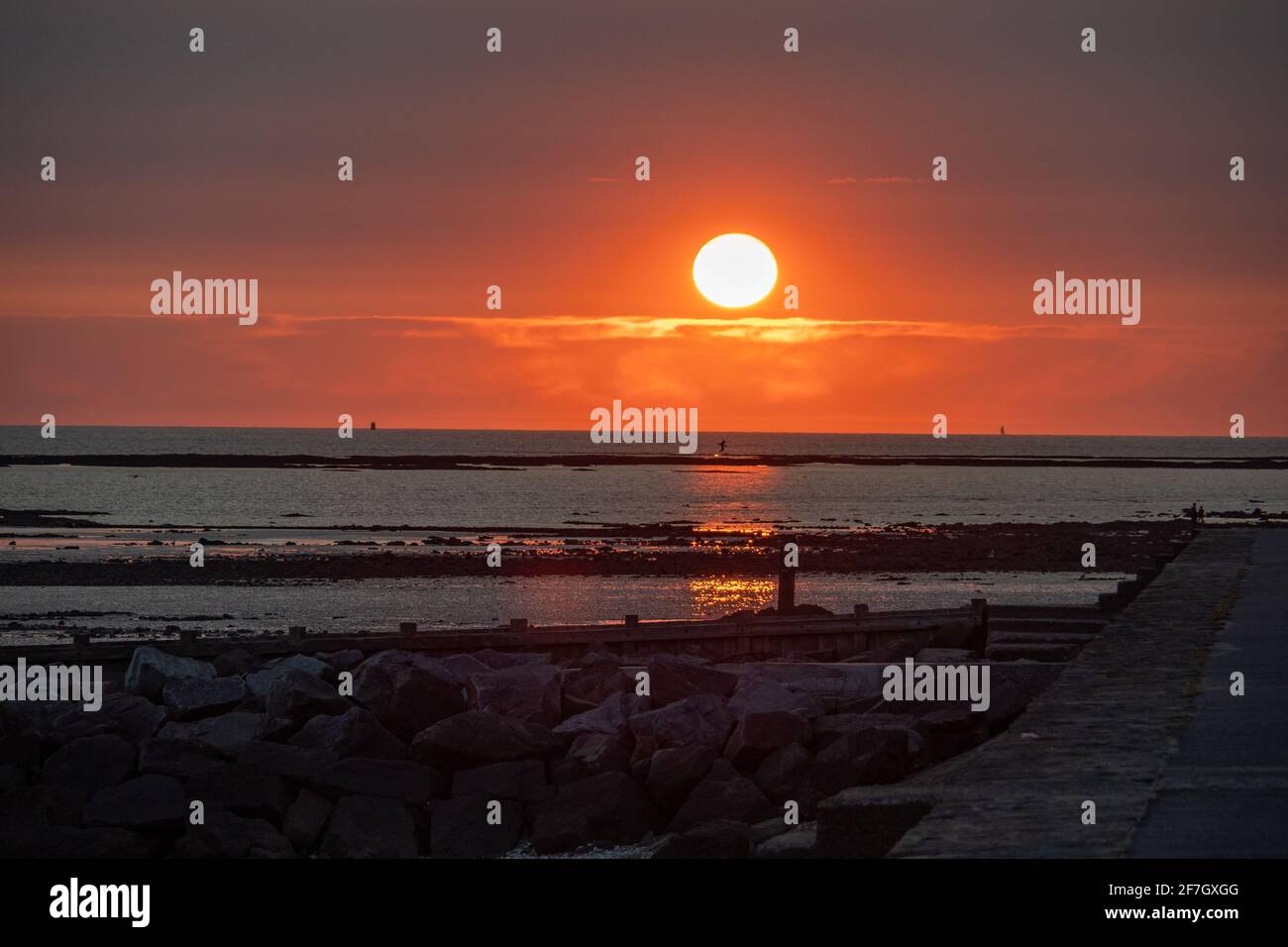 Tramonto sulla costa atlantica in Bretagna, Francia, durante la bassa marea Foto Stock