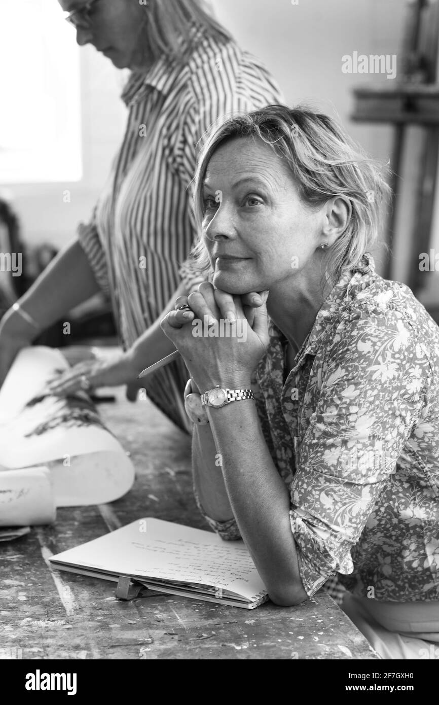 Donna con Sketchbook in una classe presso studio d'arte a St Ives, Cornovaglia, Inghilterra. Foto Stock